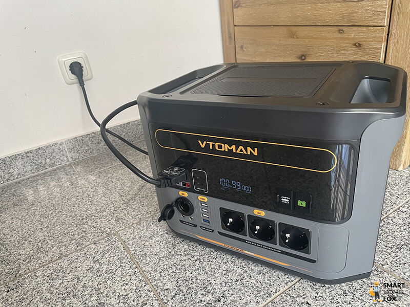 Die Anschlüsse der VTOMAN Flashspeed 1500 Power Station sind im Test zu sehen.
